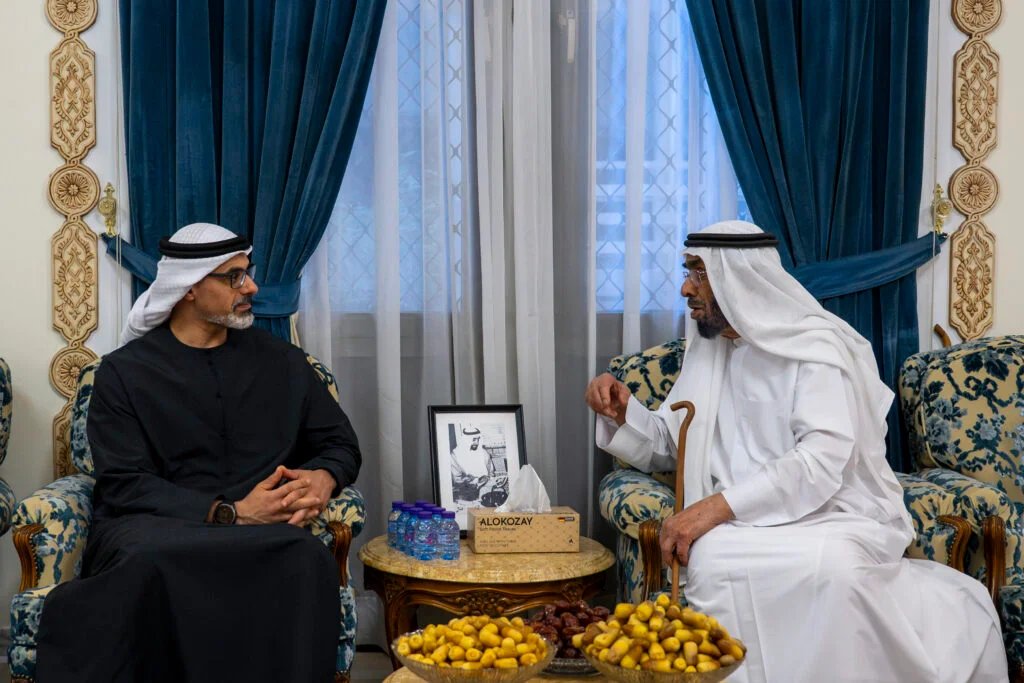 خالد بن محمد بن زايد يُقدِّم واجب العزاء في وفاة فاطمة هلال راشد المزروعي
