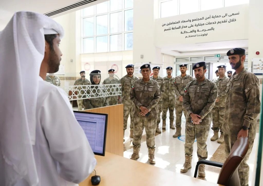قائد شرطة أبوظبي يؤكد مواصلة تطوير منظومة العمل الأمني بما يعزز ثقة المجتمع بالخدمات الشرطية