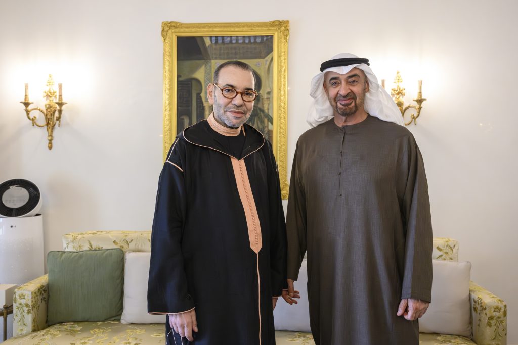 رئيس الدولة يلتقي الملك محمد السادس في إطار زيارة خاصة إلى المغرب