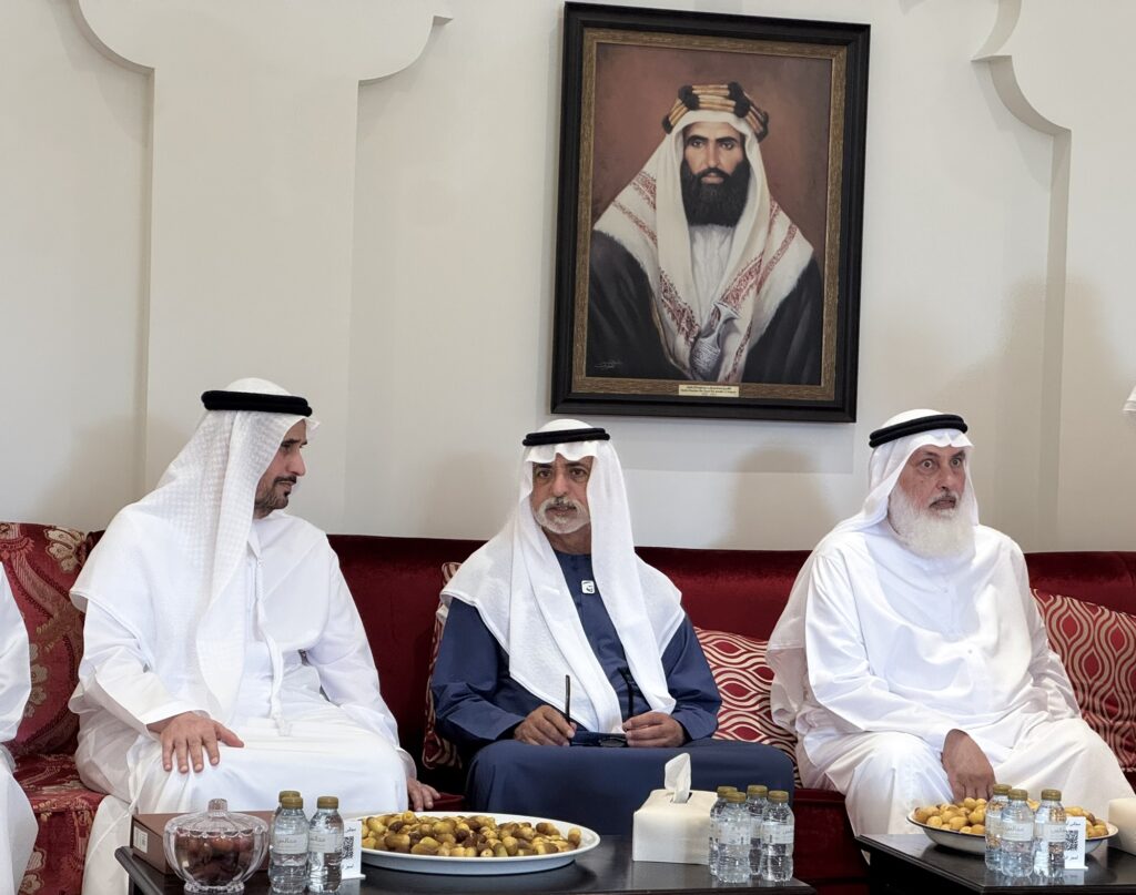 نهيان بن مبارك يعزي مطر الظاهري وأشقاءه بوفاة والدتهم في العين