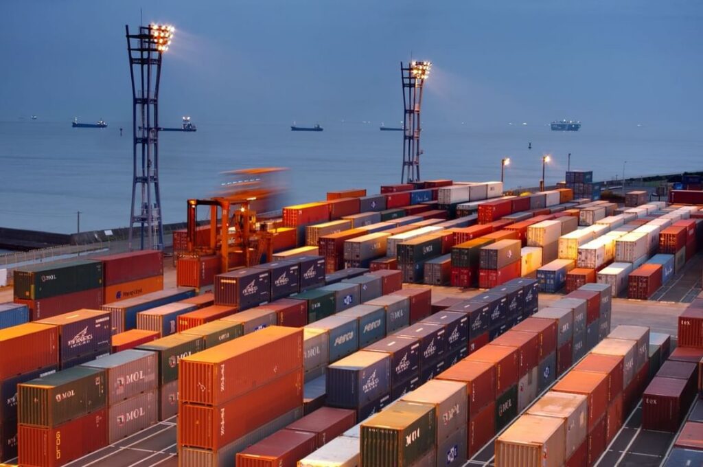 ارتفاع صادرات وواردات اليابان لأعلى مستوى خلال يوليو