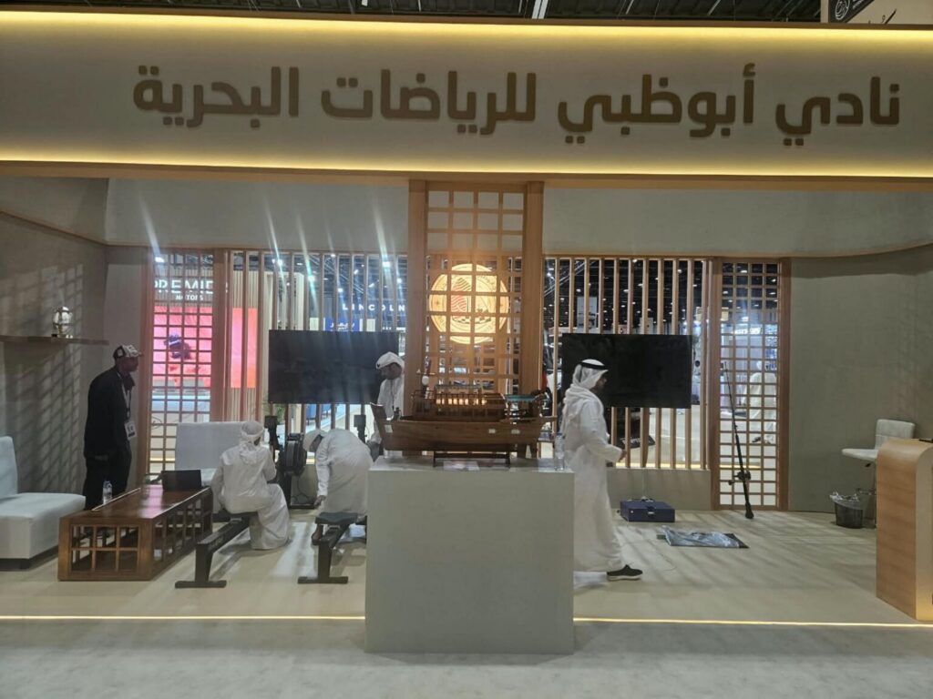 التجارب التفاعلية تستقطب زوار جناح “أبوظبي للرياضات البحرية” بمعرض الصيد