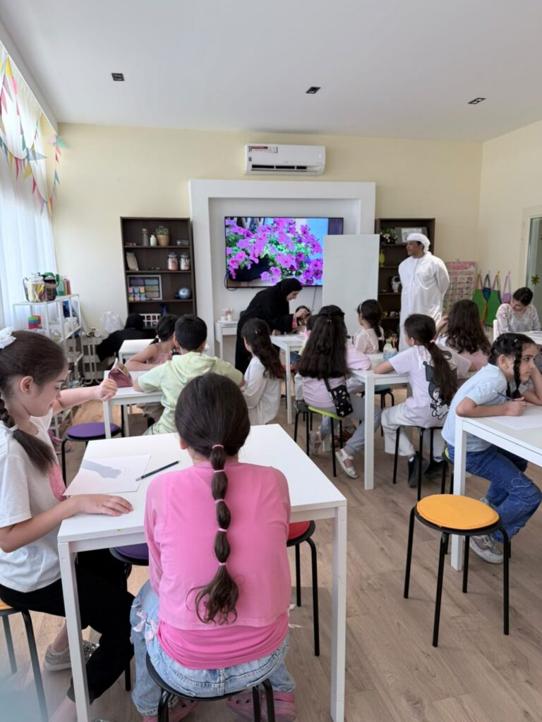 ريشة وفنان”.. مساحات إبداعية ترسم ملامح المستقبل في “مركز محمد بن خالد