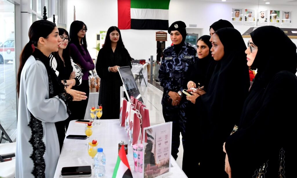 عناصر الشرطة النسائية برأس الخيمة تحتفل بيوم المرأة الإماراتية