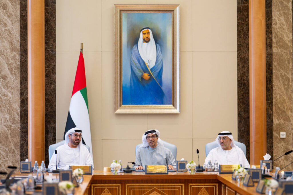 المجلس الوزاري للذكاء الاصطناعي والتنمية برئاسة منصور بن زايد يستعرض المرحلة الثانية من مشروع الذكاء الاصطناعي المساعد