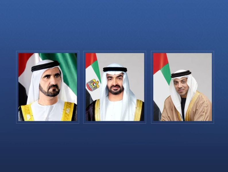 رئيس الدولة ونائباه يعزون خادم الحرمين في استشهاد ضابطين إثر تحطم طائرة عمودية استطلاعية
